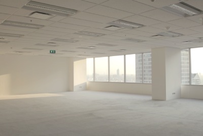 Bureaux avec faux plafond pour optimiser l'isolation sonore 